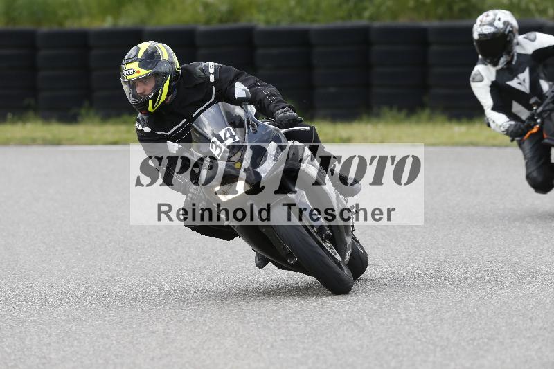 /Archiv-2025/09 22.04.2025 Cornu Master School ADR/rot-rouge/34